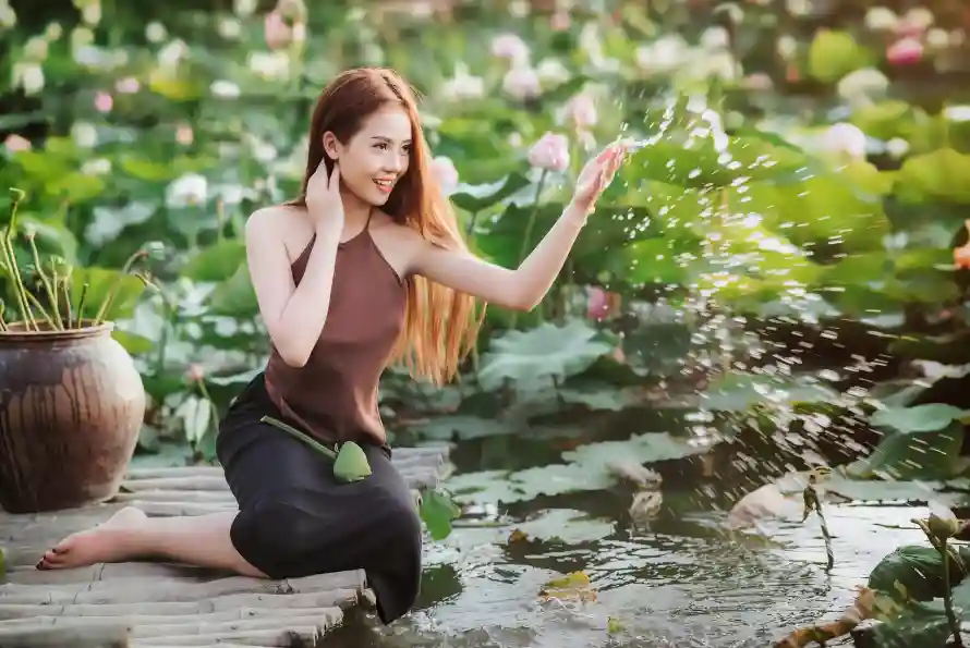 4k微笑壁纸 - 美女 - 荷花 - 木栈道「哲风壁纸」