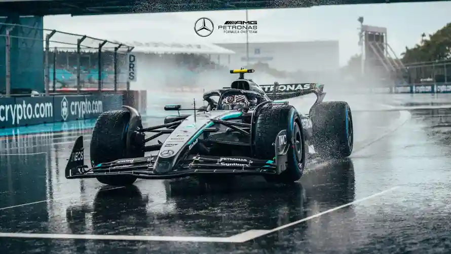 4kF1壁纸 - F1赛车 - 奔驰F1 - 雨天赛道「哲风壁纸」