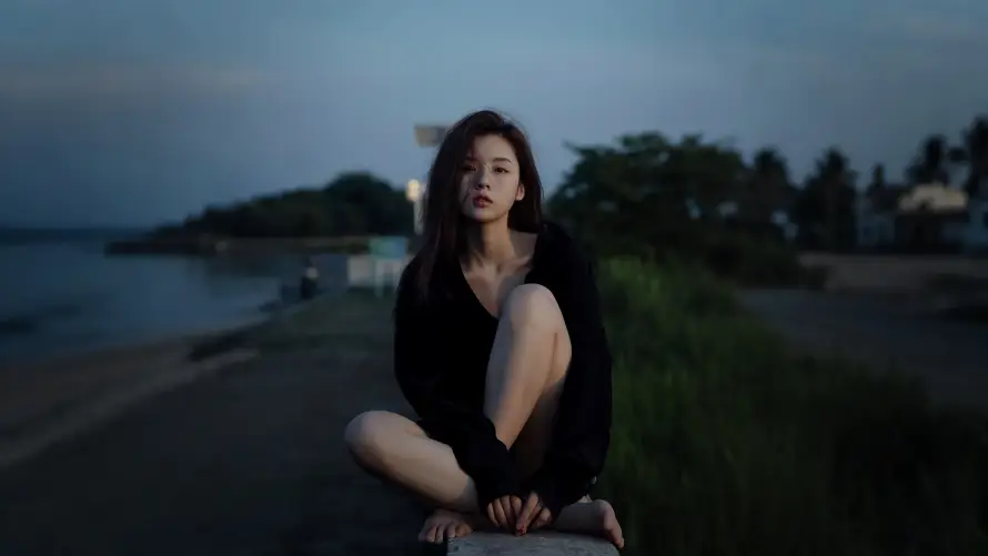 4k夕阳美女壁纸 - 平静表情 - 氛围写真 - 海边沙滩「哲风壁纸」