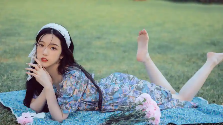 4k女孩壁纸 - 治愈 - 草地 - 躺姿「哲风壁纸」