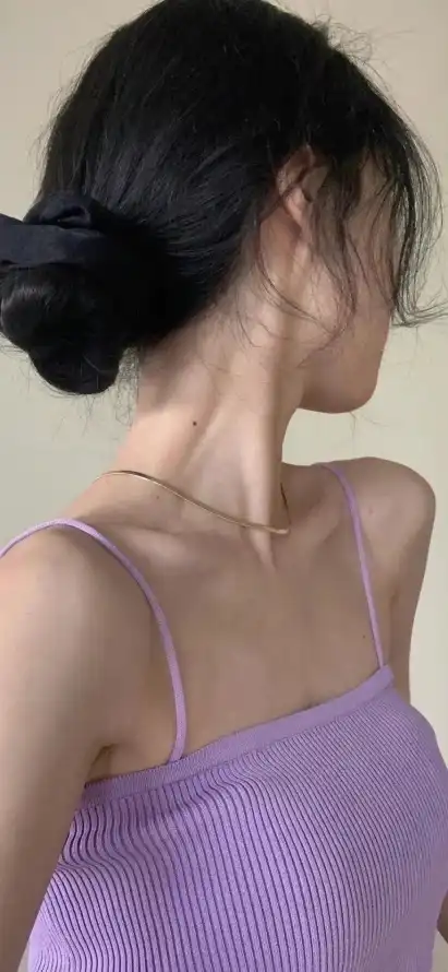 4k图片1壁纸 - 浅背景 - 女性背影 - 紫色上衣「哲风壁纸」