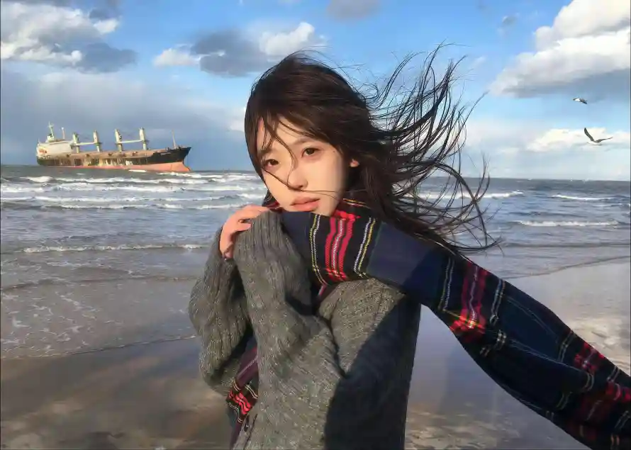 4k女孩壁纸-搁浅船壁纸和海边-灰色毛衣壁纸分享「哲风壁纸」
