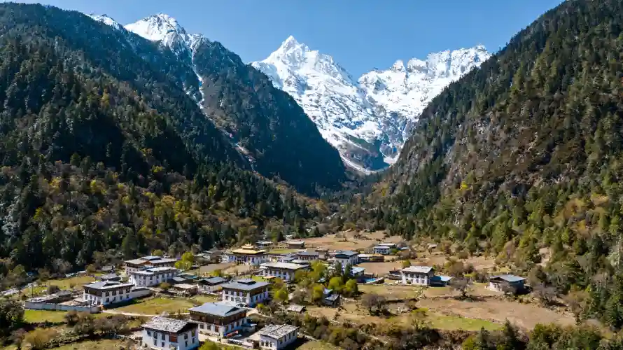 3k山林壁纸-雨崩村与雪山-山间小村热门的壁纸「哲风壁纸」