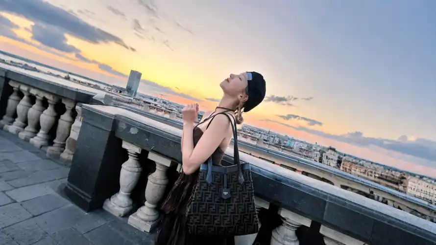 2k穿搭壁纸-女明星与背包-城市景观免费下载「哲风壁纸」