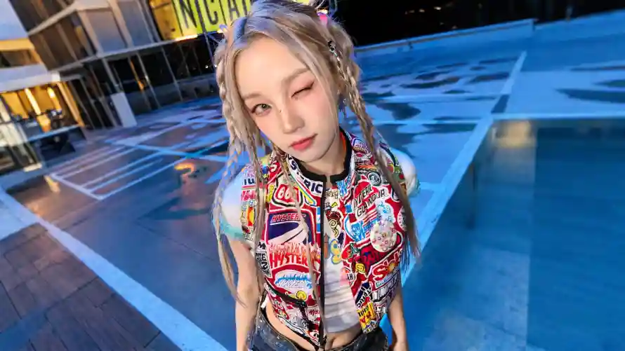 2k夜景壁纸-女明星 - 街头-彩色马甲免费下载「哲风壁纸」