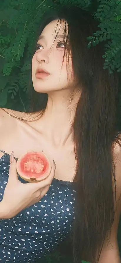 4k清新壁纸 - 手机壁纸 - 长发美女 - 绿植背景「哲风壁纸」