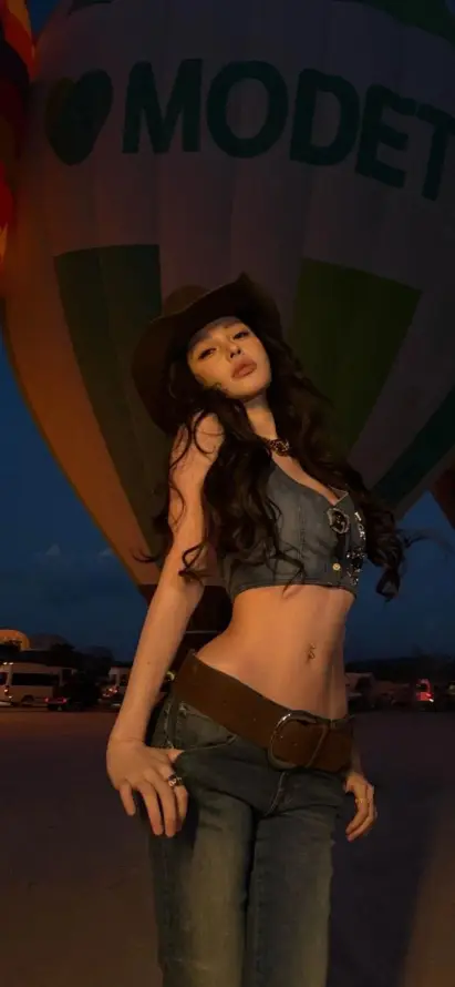 4k夜景壁纸 - 美女 - 热气球 - 牛仔裤「哲风壁纸」