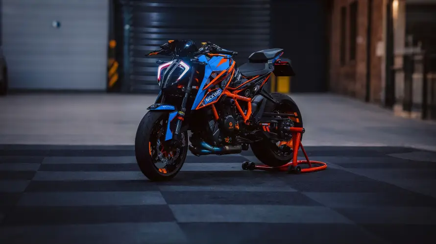 4k室内壁纸 - 机车 - 车库 - KTM「哲风壁纸」 4k室内壁纸 - 机车 - 车库 - KTM「哲风壁纸」