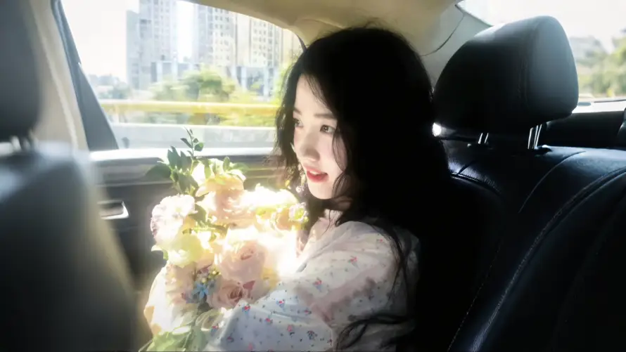 4k捧花壁纸 - 车内 - 长发 - 卢昱晓「哲风壁纸」 4k捧花壁纸 - 车内 - 长发 - 卢昱晓「哲风壁纸」