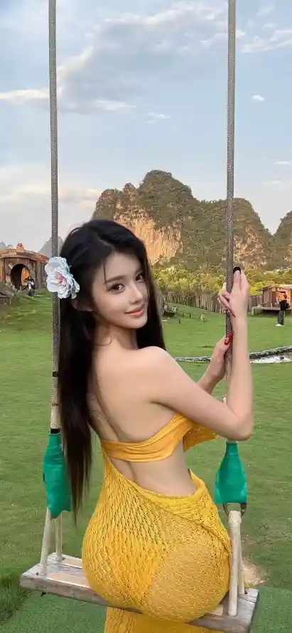 4k山峰壁纸 - 秋千 - 草地 - 露背裙「哲风壁纸」