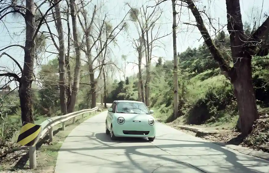 2k山路壁纸-自然风景壁纸和护栏-浅绿色汽车「哲风壁纸」