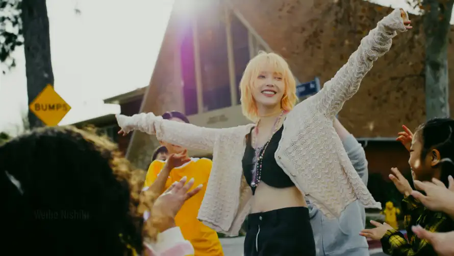 4kIU壁纸 - 李知恩 - 户外互动 - 浅色外套「哲风壁纸」