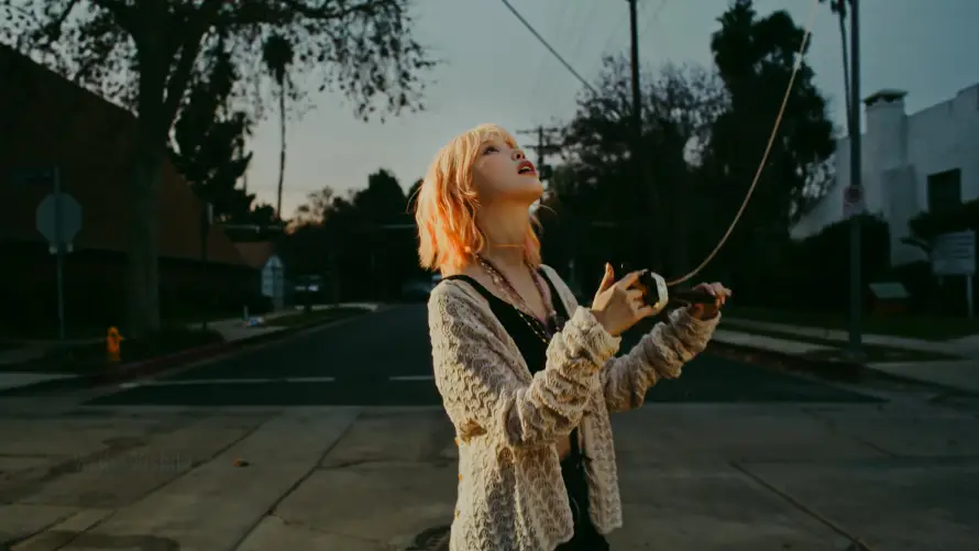 4kIU壁纸 - 傍晚 - 短发 - 街道「哲风壁纸」