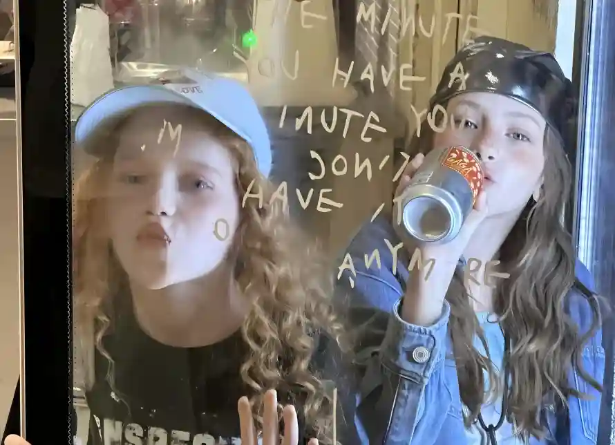 4k玻璃壁纸 - 女孩 - 欧美 - wallpaper「哲风壁纸」