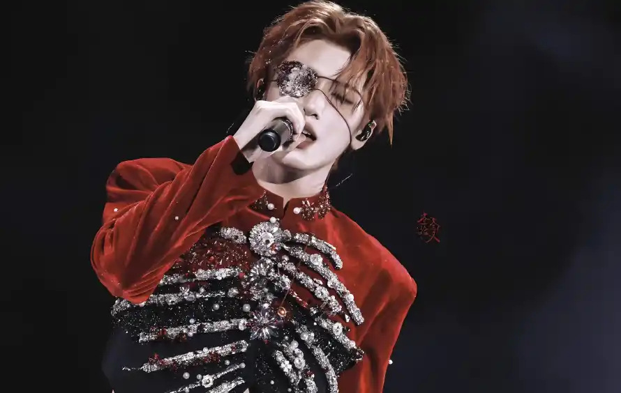 2k眼罩壁纸-严浩翔壁纸和礼服-红色礼服壁纸推荐「哲风壁纸」