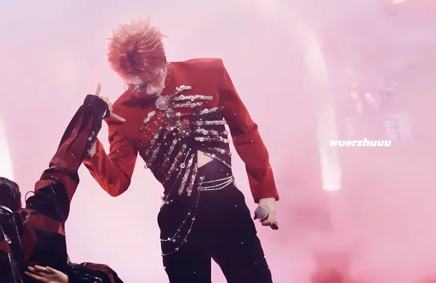 2k烟雾壁纸-严浩翔与舞台-壁纸分享「哲风壁纸」