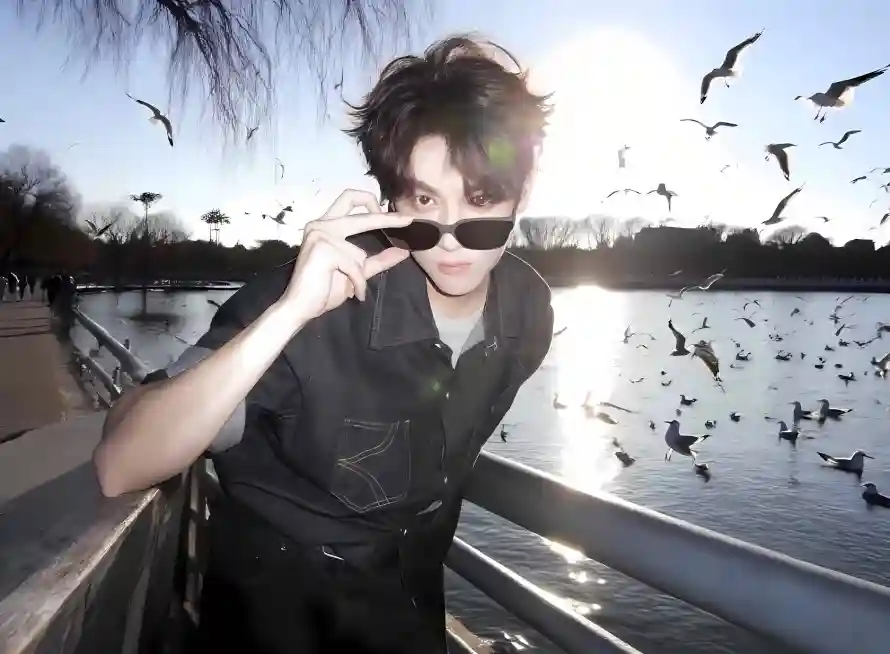 4k墨镜壁纸 - 湖水 - 湖边 - 阳光「哲风壁纸」