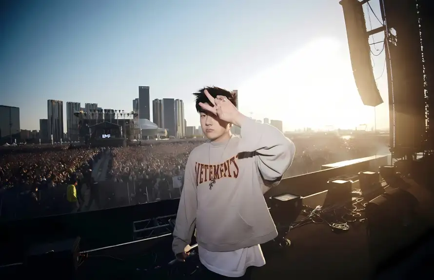 4k卫衣壁纸 - 舞台 - 阳光 - 演唱会「哲风壁纸」