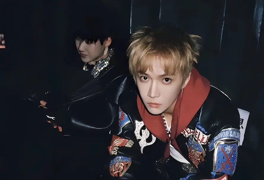 4ktt壁纸 - 暗色背景 - 潮流穿搭 - 红色内搭「哲风壁纸」 4ktt壁纸 - 暗色背景 - 潮流穿搭 - 红色内搭「哲风壁纸」