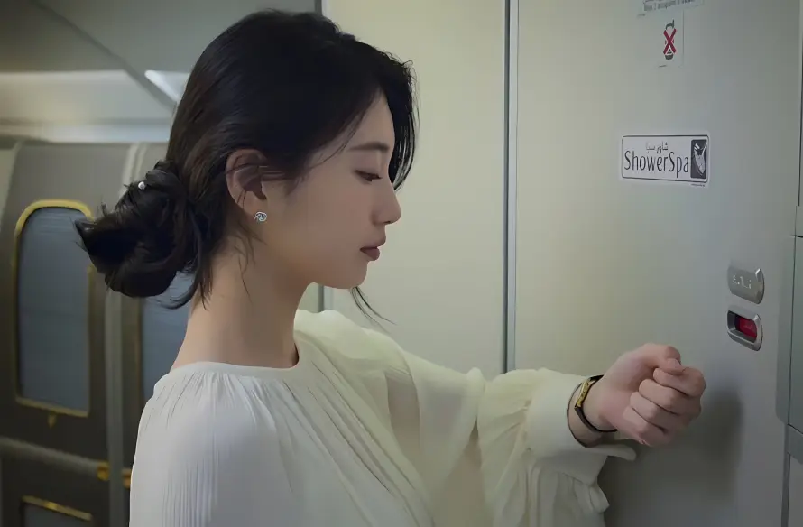 2k操作壁纸-裴智秀与机舱-ins风热门的壁纸「哲风壁纸」