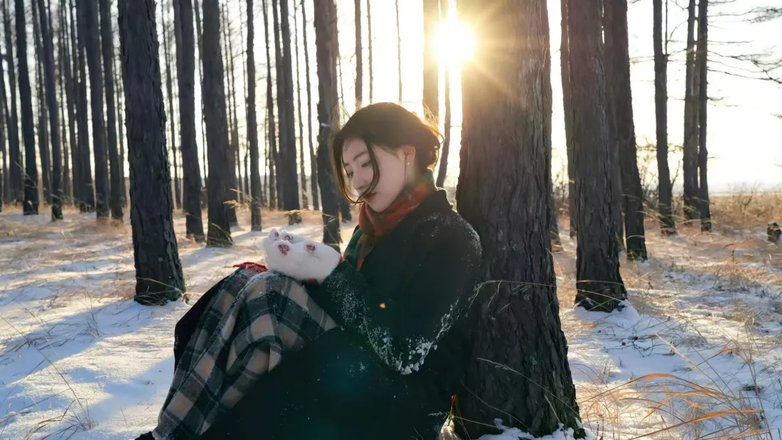 2k美女雪地树林中静坐壁纸｜少女背景图片 - 唯美「哲风壁纸」
