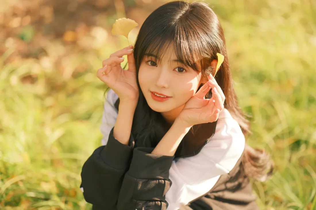 4k少女置身自然草地壁纸｜清新背景图片 - 少女「哲风壁纸」