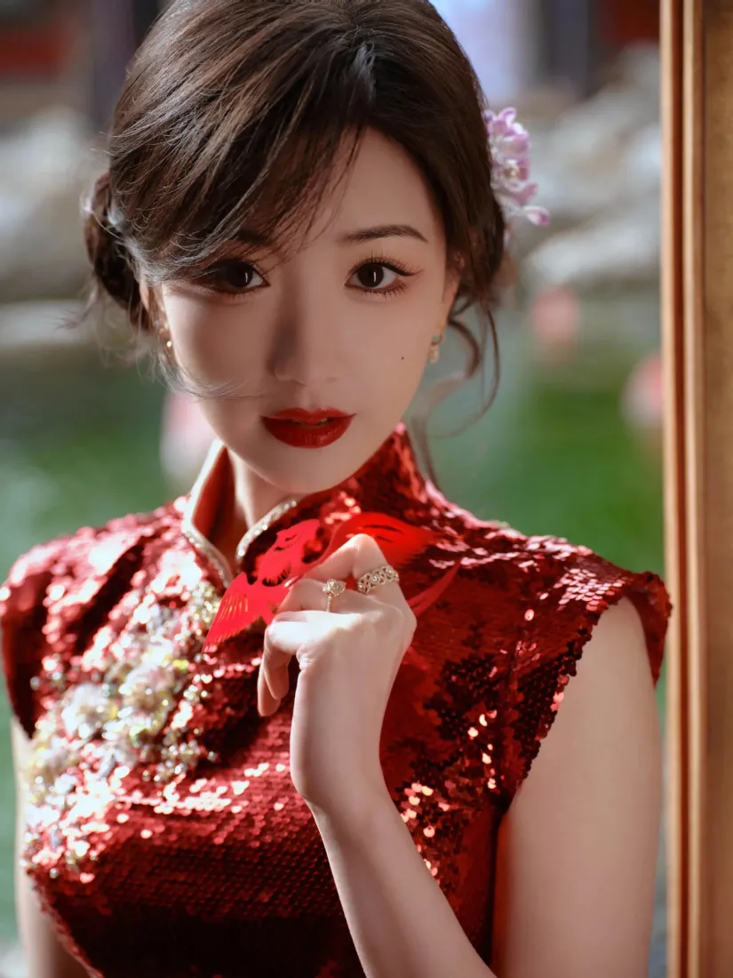 毛晓彤红色旗袍装手机壁纸｜尽显东方女性魅力「哲风壁纸」