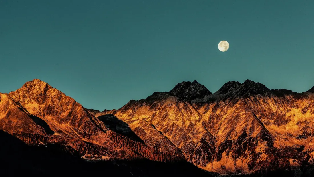 2k山脉壁纸｜月夜背景图片 - 黄昏山景「哲风壁纸」