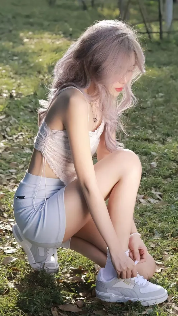 小姐姐手机壁纸｜草地背景图片 - 淡紫发少女「哲风壁纸」