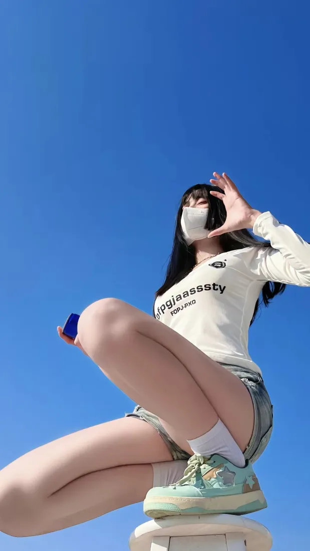 女生手机壁纸｜蓝天背景图片 -户外 「哲风壁纸」