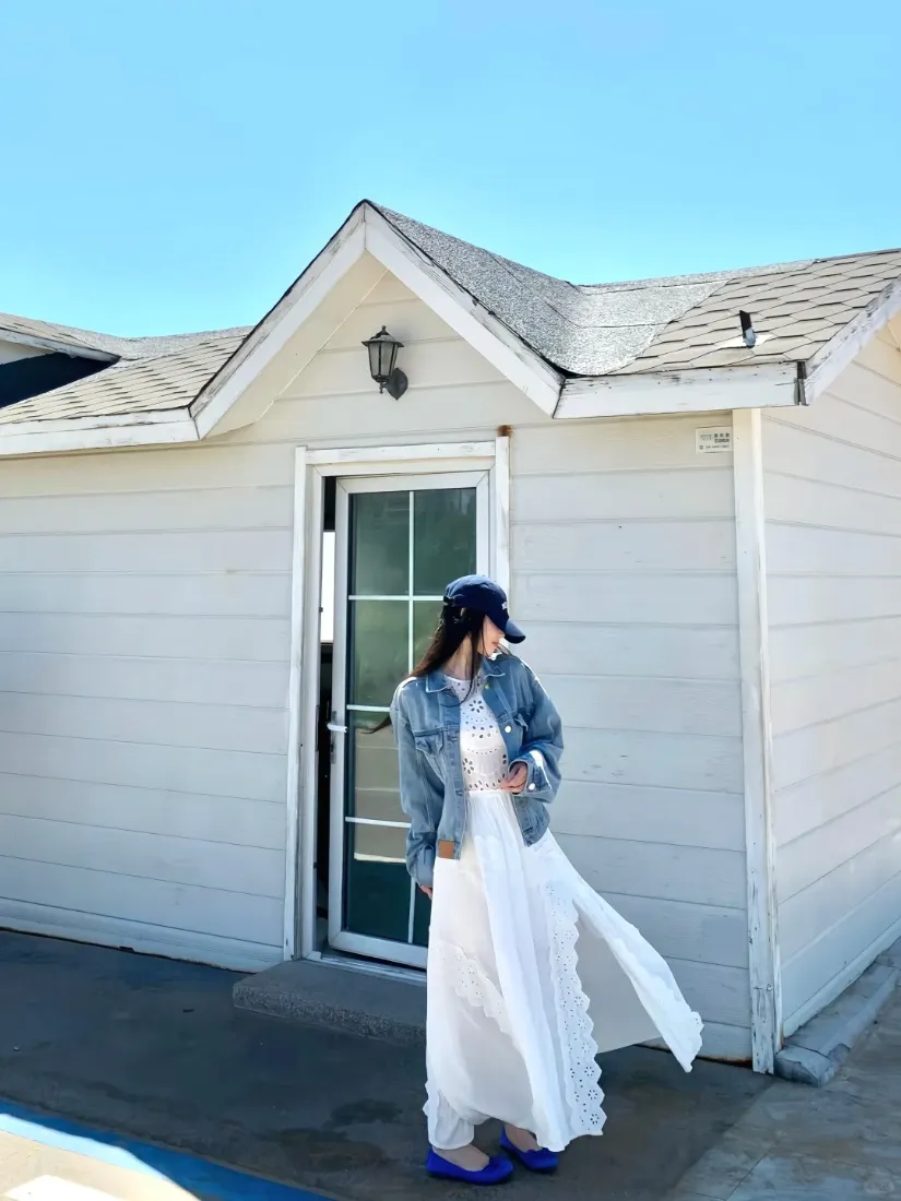 白衣女子手机壁纸｜白色小屋背景 - 清新户外「哲风壁纸」