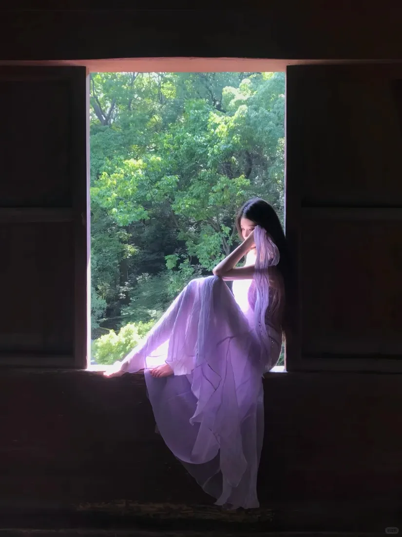 白裙窗边手机壁纸｜绿树背景图片 - 宁静「哲风壁纸」