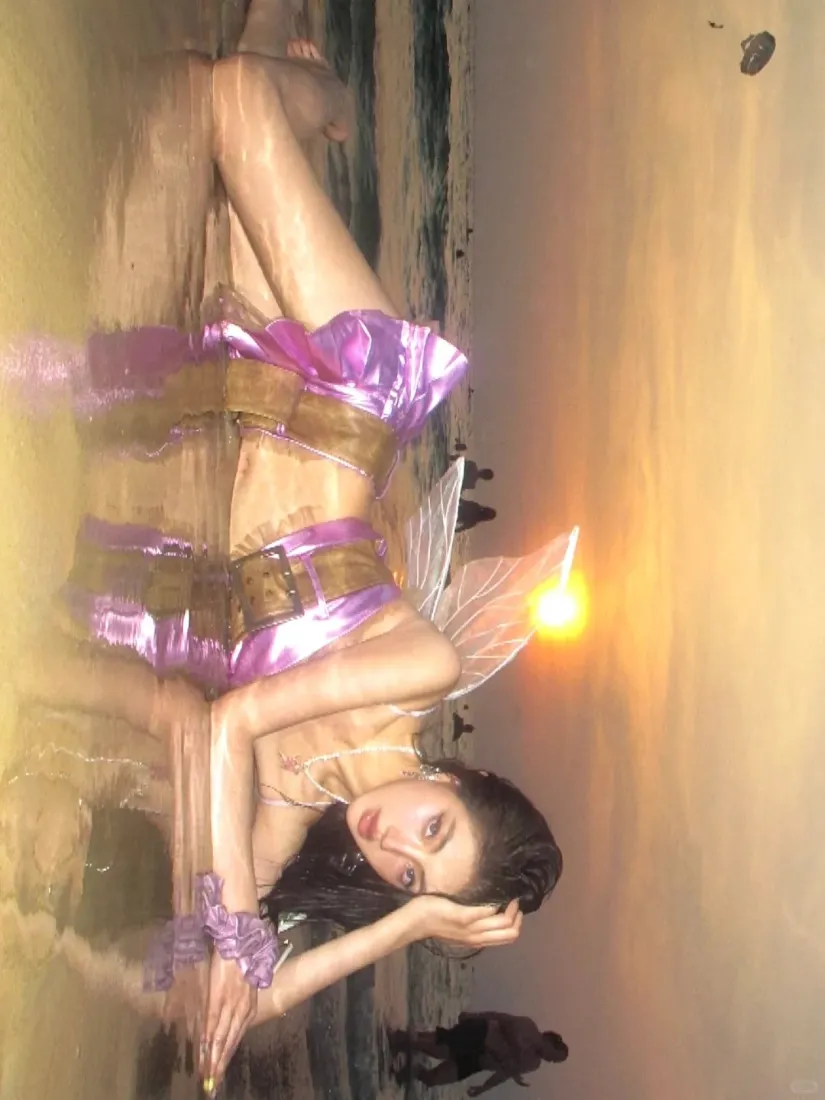 紫衣女性手机壁纸｜夕阳海边背景图片 - 氛围感「哲风壁纸」