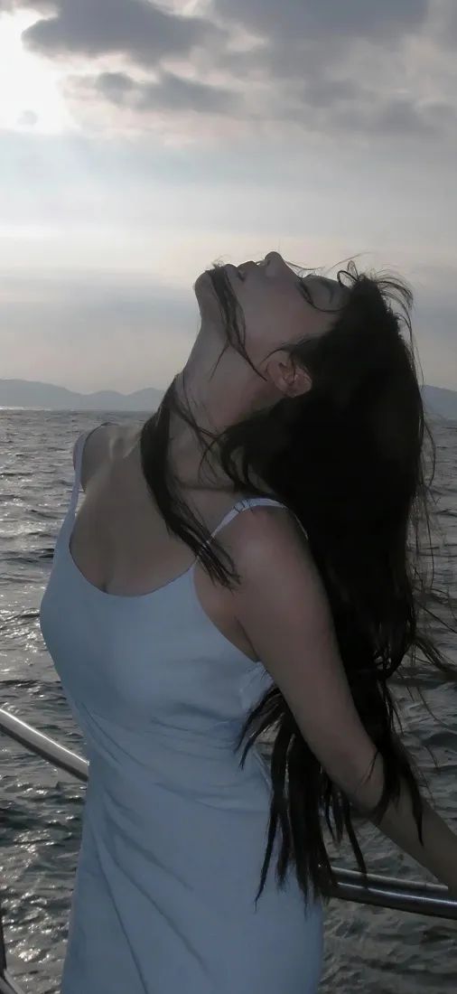 白衣美女手机壁纸｜海边夕阳背景图片 - 4K手机「哲风壁纸」