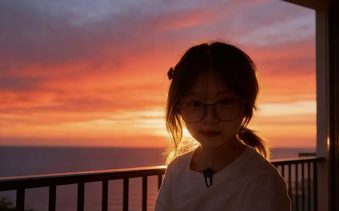 2k女孩日落阳台壁纸｜晚霞大海背景 - 清纯氛围「哲风壁纸」
