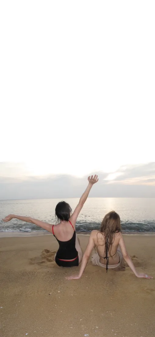 海边沙滩女孩手机壁纸｜天空海边背景图 - 休闲背影「哲风壁纸」