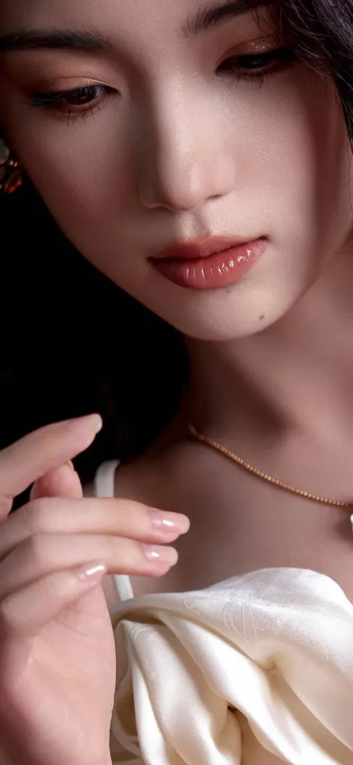 白衣美女手机壁纸｜精致妆容背景图 - 优雅手势「哲风壁纸」