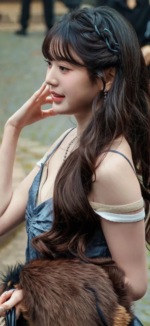 长发美女手机壁纸｜蓝色裙装背景 - 魅力「哲风壁纸」
