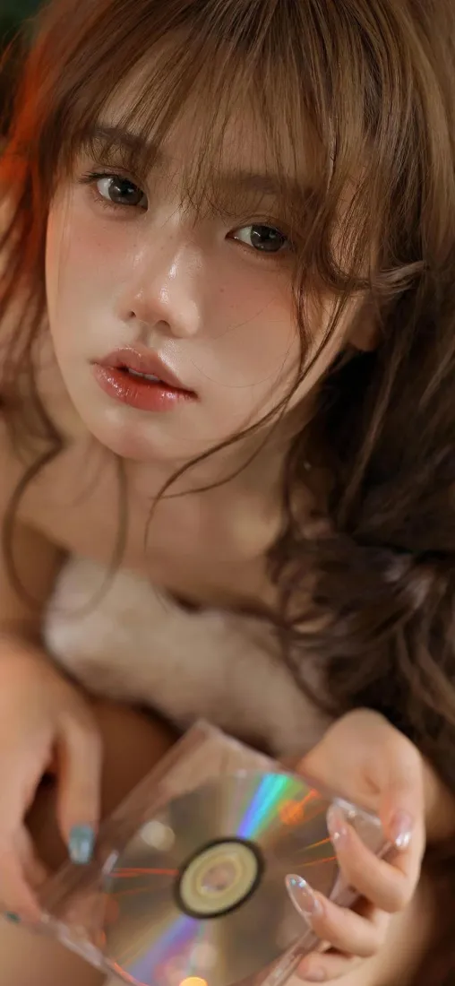 长发美女手持CD手机壁纸｜魅力背景 - 手机高清「哲风壁纸」