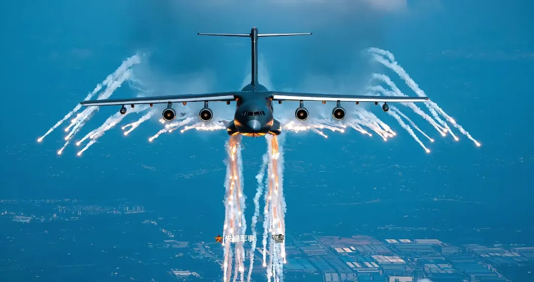 2k军事大飞机壁纸｜空中干扰弹 - 蓝天「哲风壁纸」