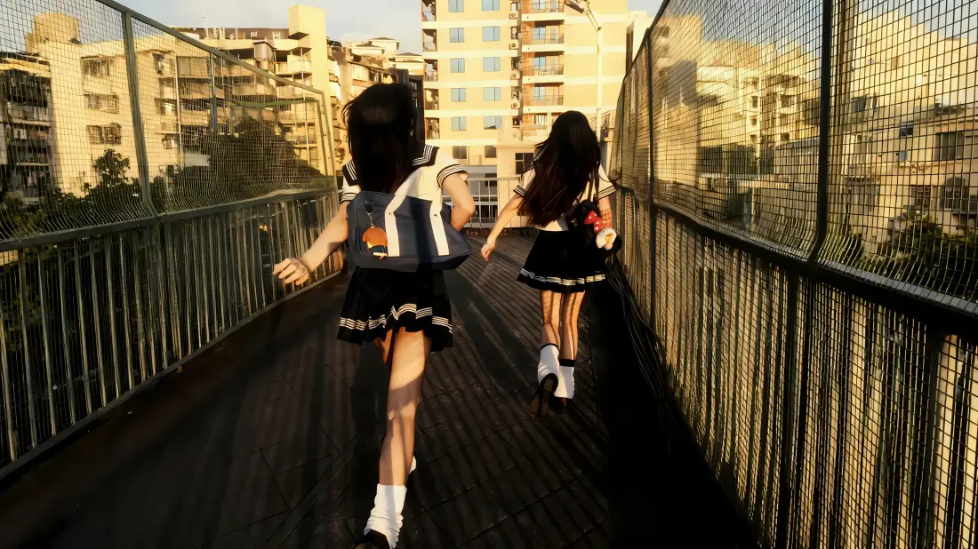 3kJK少女天桥背影壁纸｜城市背景 - 校服女生「哲风壁纸」