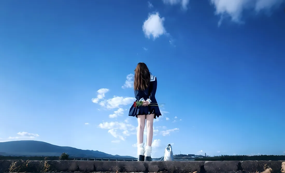 2kJK美女海边背影壁纸｜蓝天 - 企鹅「哲风壁纸」