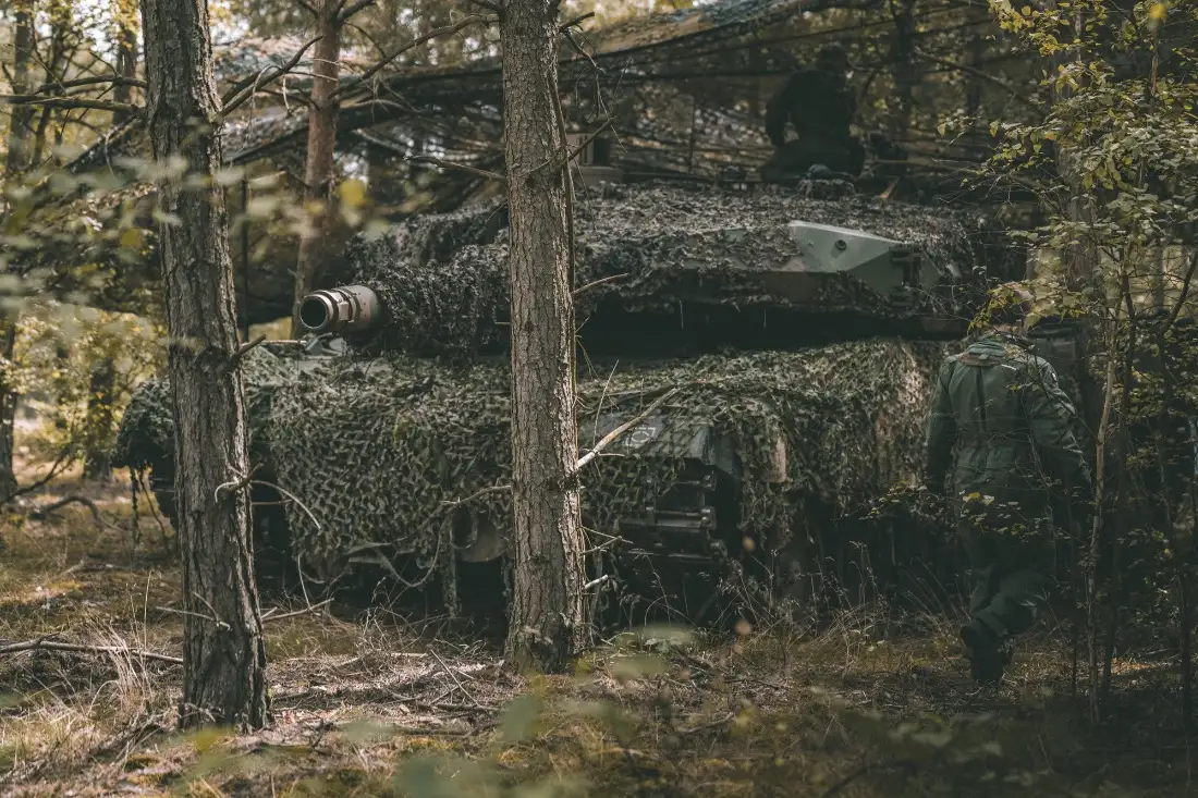 2k军事坦克壁纸｜树林装甲背景图片 - 迷彩战争「哲风壁纸」