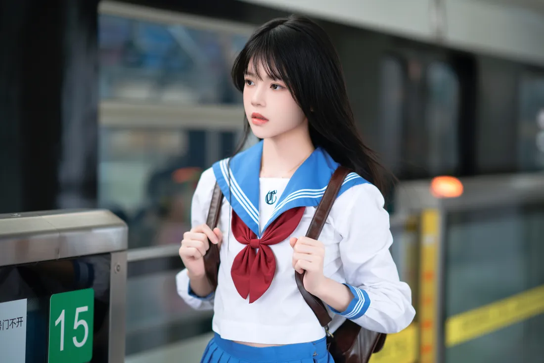 8kJK制服美女壁纸｜地铁站背景 - 红衣领结「哲风壁纸」
