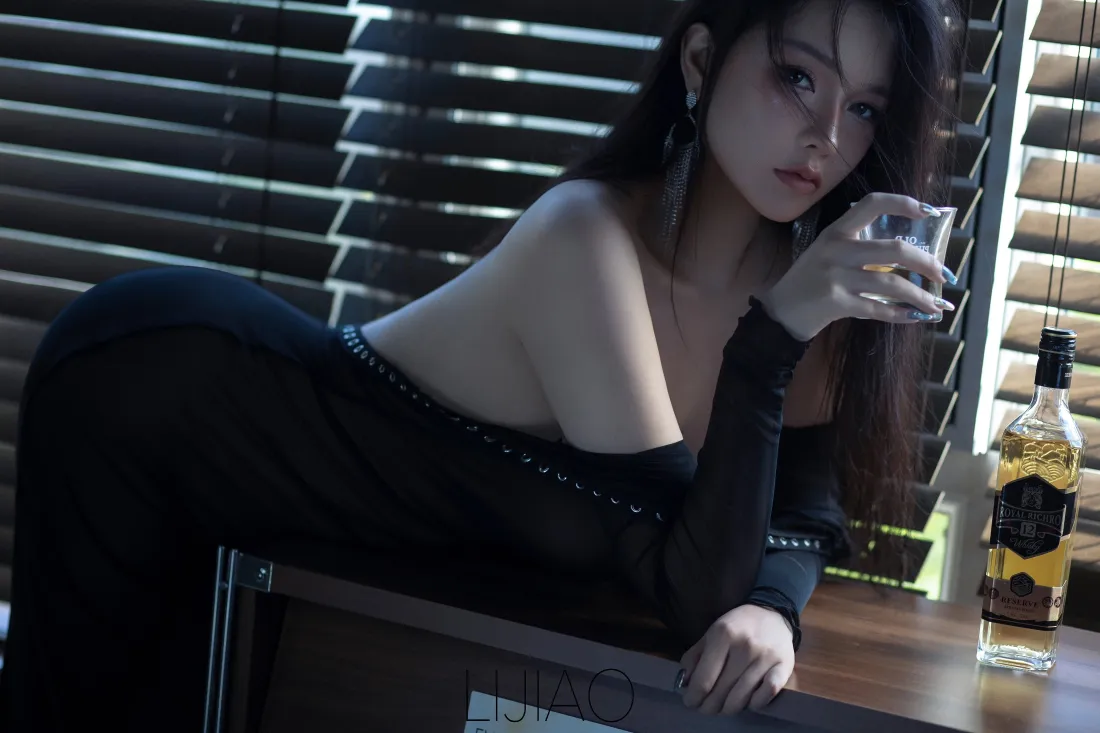 4k黑衣美女酒杯壁纸｜室内酒瓶 - 迷人写真「哲风壁纸」