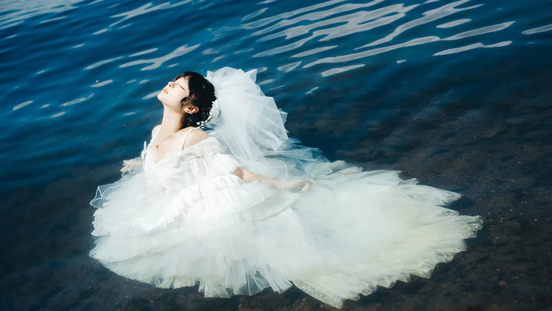 6k水中婚纱美女壁纸｜蓝色水背景 - 清新写真「哲风壁纸」