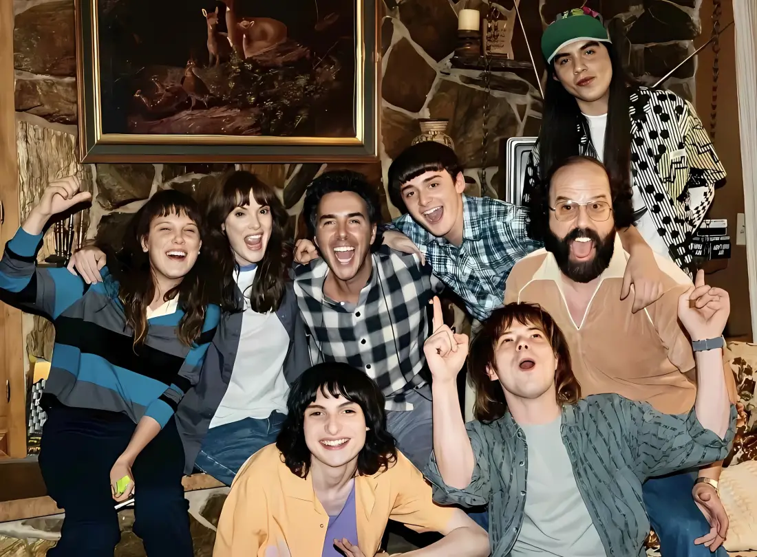 2k怪奇物语角色合照壁纸｜室内复古背景 - 美剧「哲风壁纸」