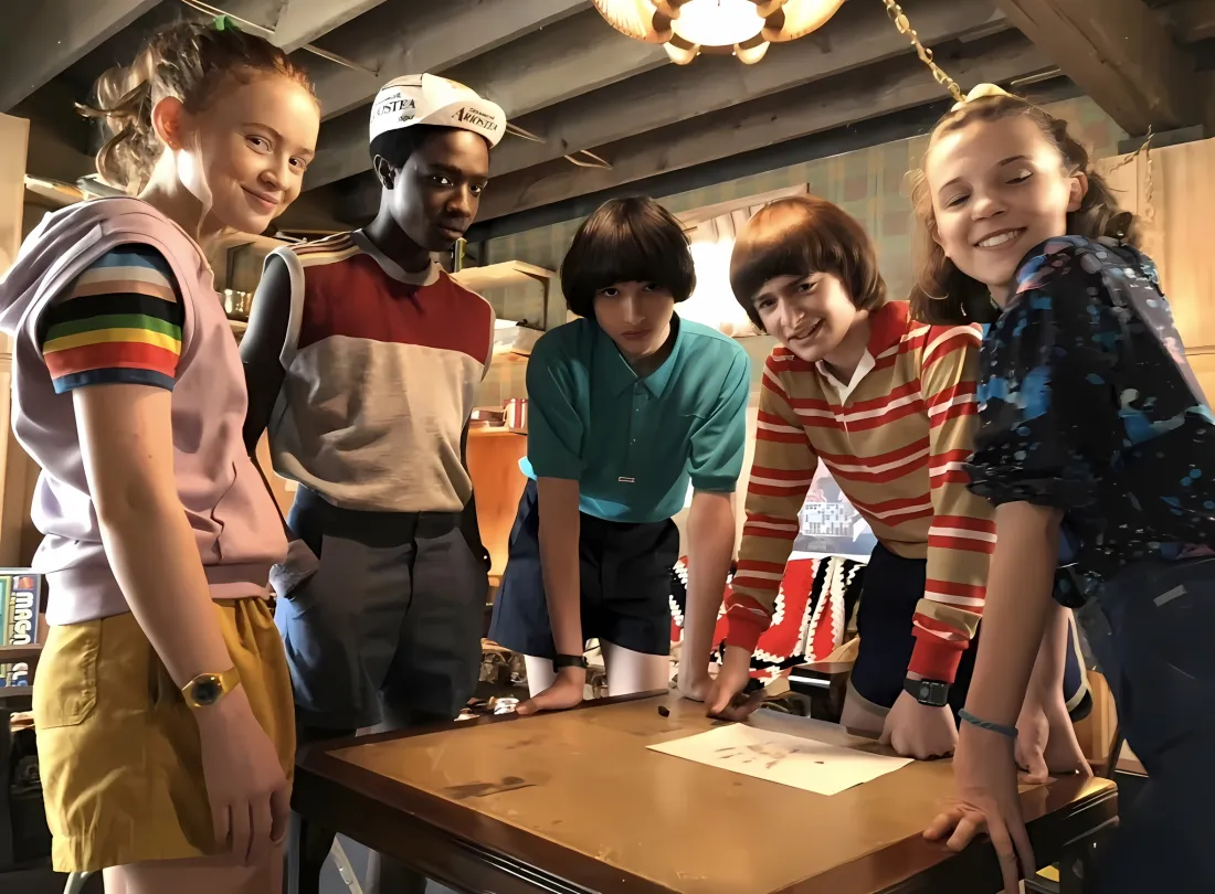 2k奇怪物语壁纸｜室内团体合照 - 美剧「哲风壁纸」