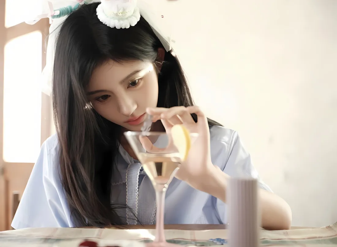 2k鞠婧祎壁纸｜室内背景图片 - 酒杯柠檬片「哲风壁纸」