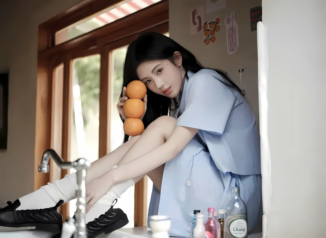 3k鞠婧祎壁纸｜厨房背景图片 - 蓝衣拿橙「哲风壁纸」